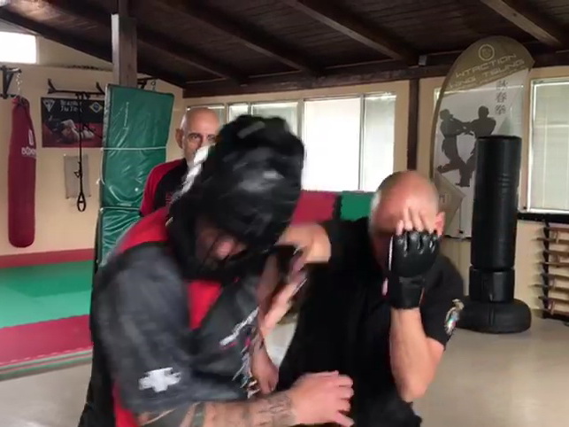 Allenamento difesa personale con protezioni