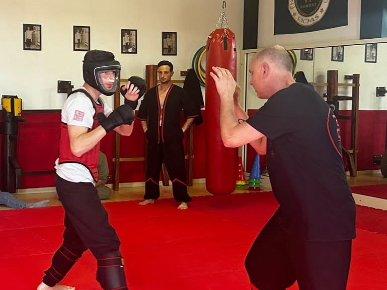 Esercizio di difesa personale in palestra