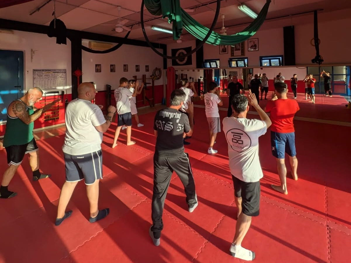 Gruppo durante una lezione di difesa personale