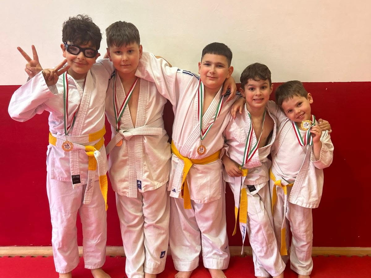 Bambini del corso Judo con medaglie