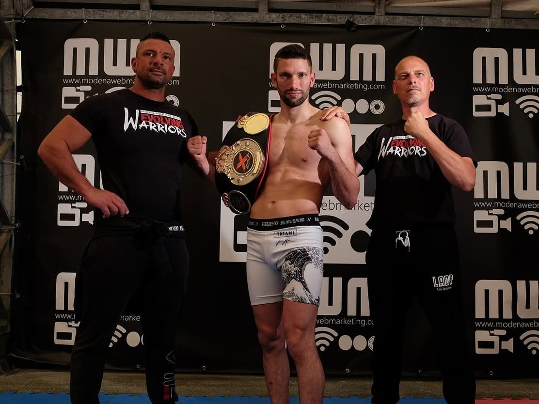 Atleti MMA con cintura e istruttori