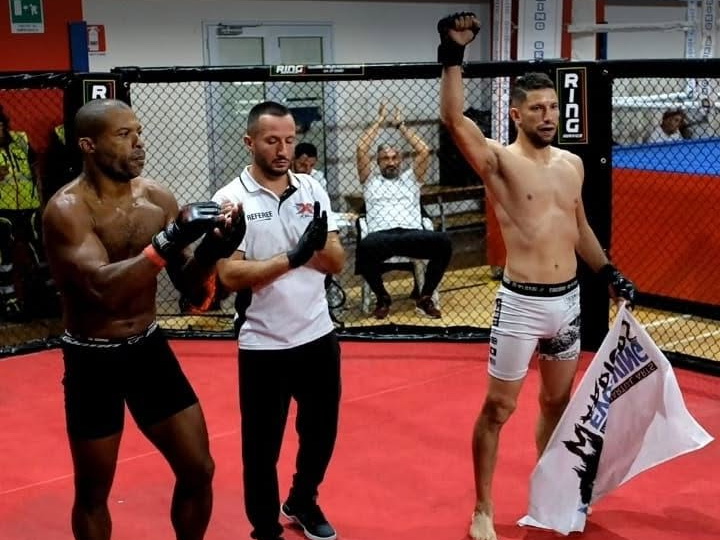 Vittoria atleta MMA sul ring