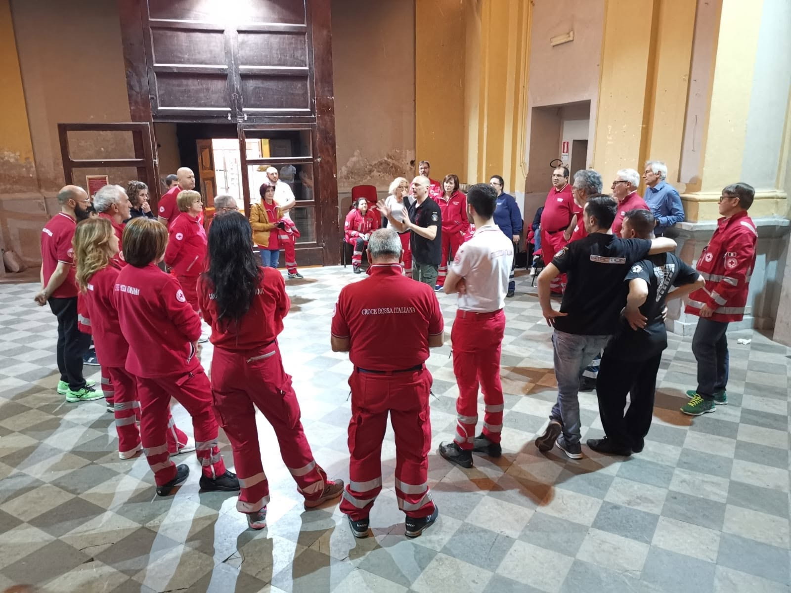 Gruppo operatori durante formazione operativa