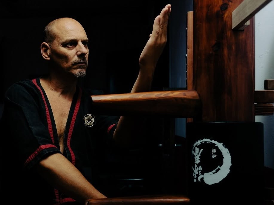 Allenamento al manichino di legno Wing Chun
